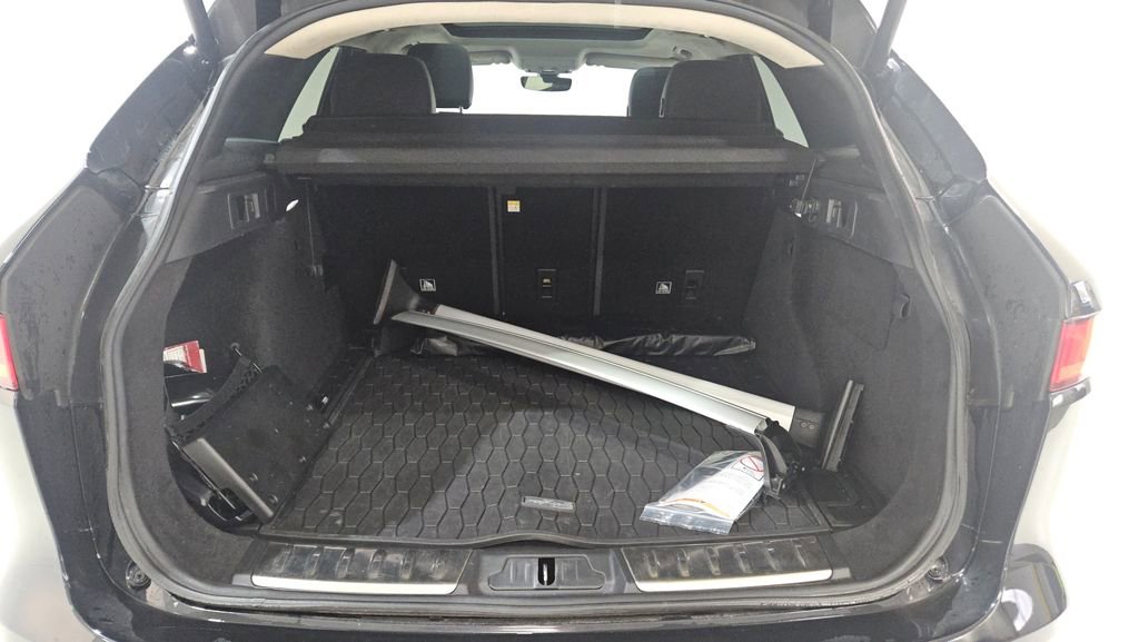 Used 2020 Jaguar F-PACE Premium image 18