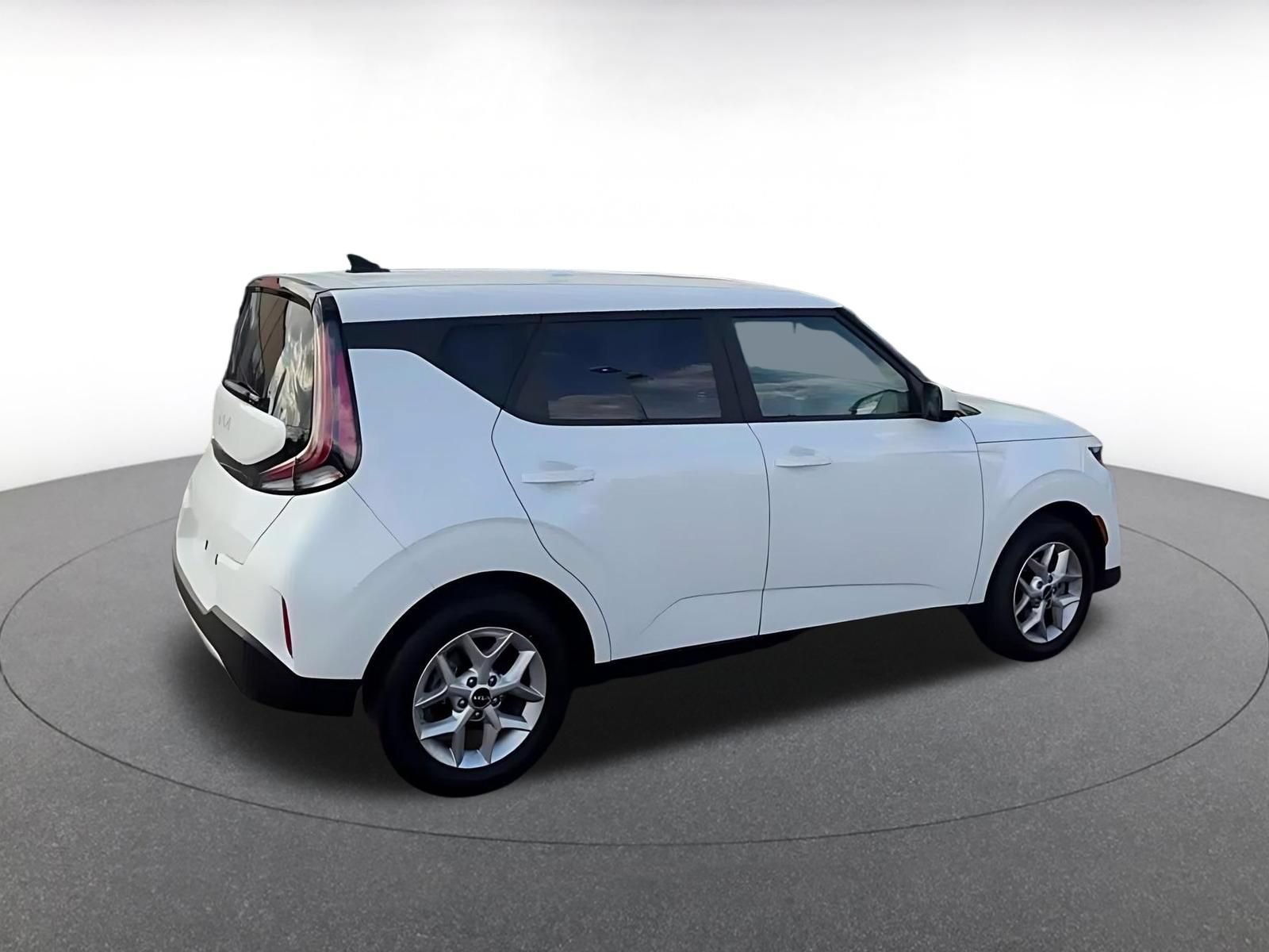 Used 2025 Kia Soul LX w/ LX Technology Package FWD image 8