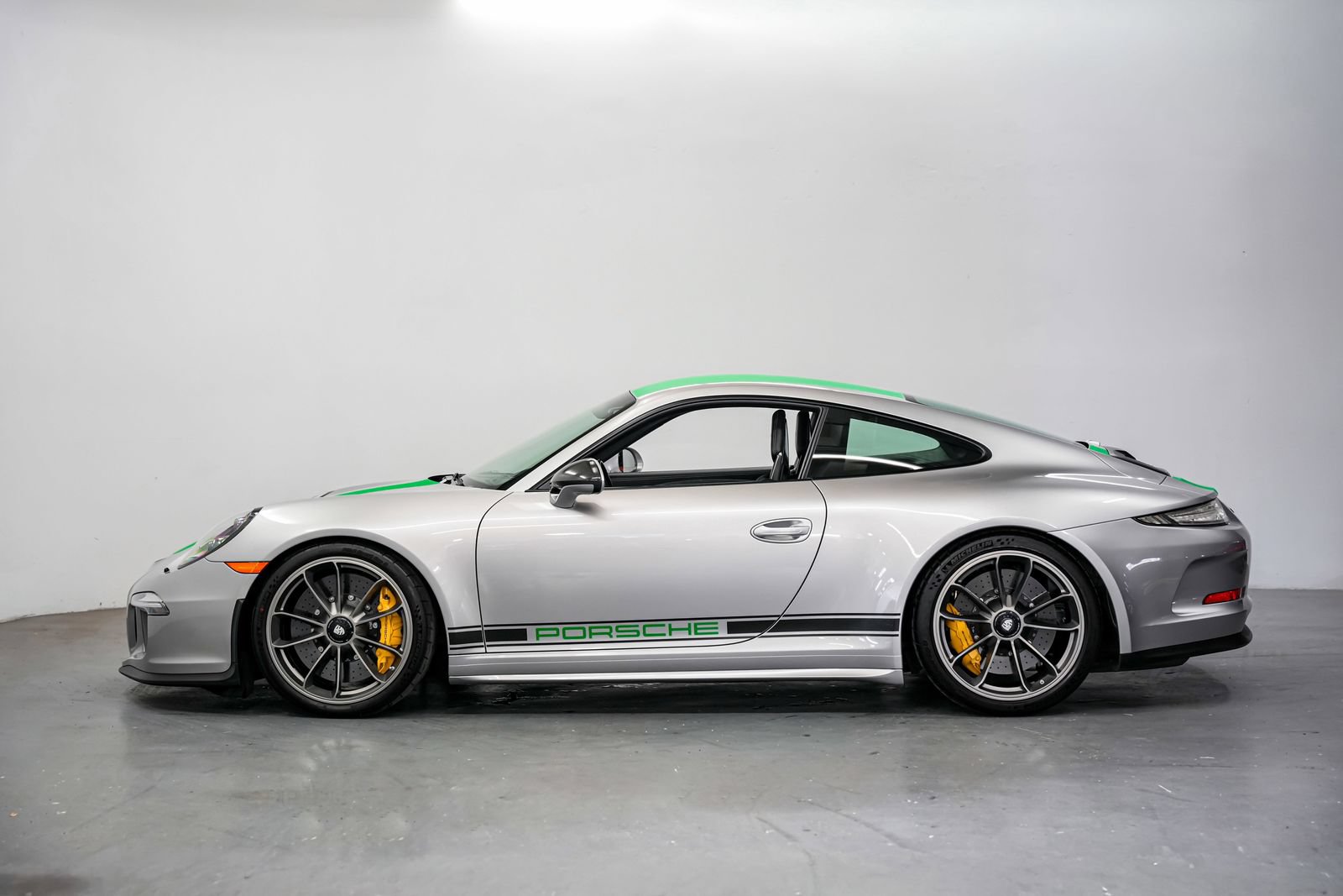 Used 2016 Porsche 911 R RWD image 7