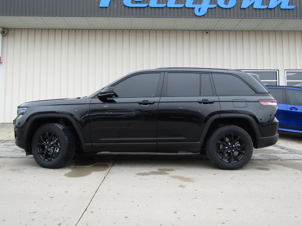 Used 2024 Jeep Grand Cherokee Altitude image 11