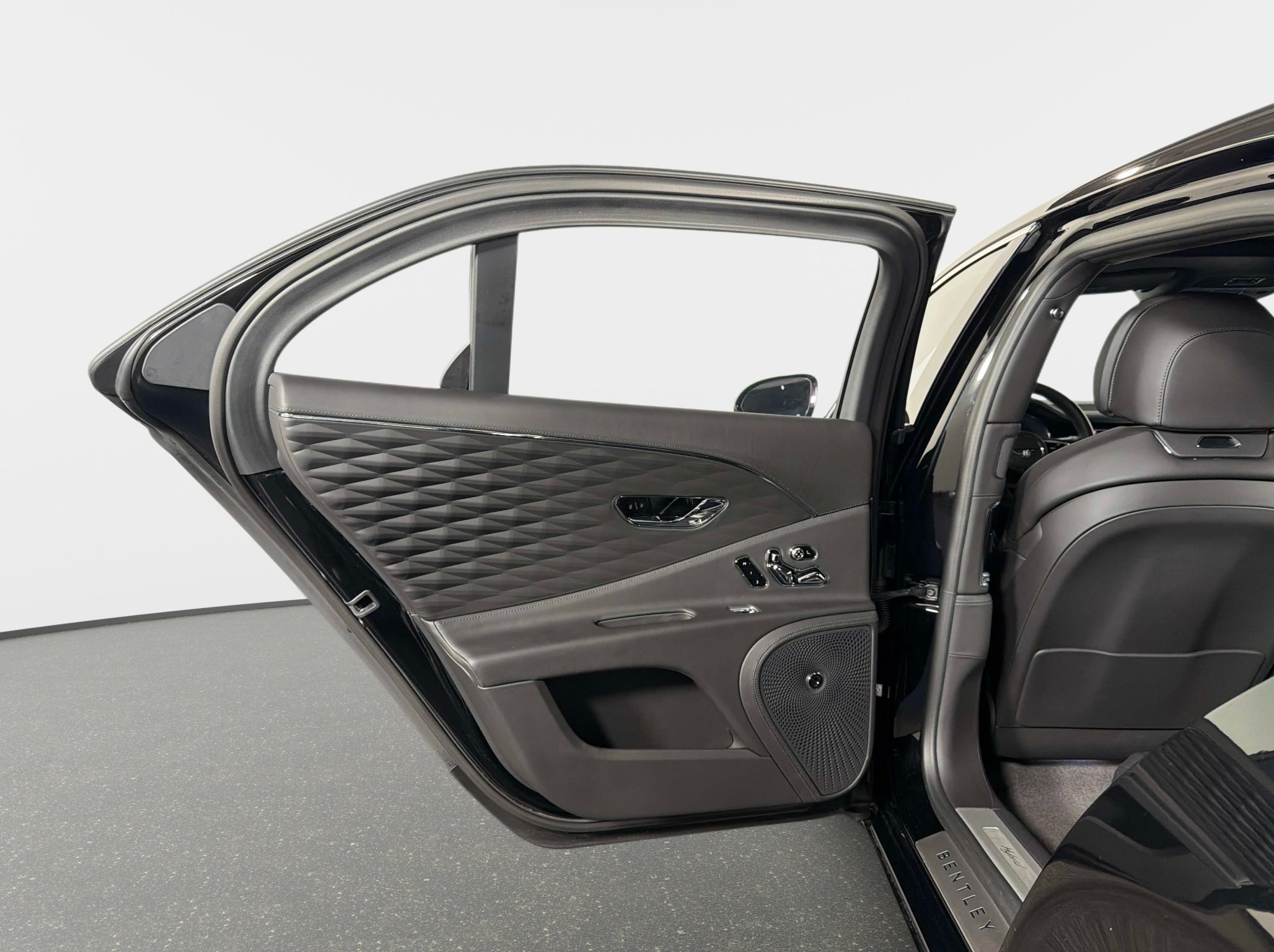 Used 2022 Bentley Flying Spur Plug-In Hybrid AWD/4WD image 29