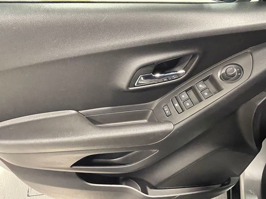 Used 2016 Chevrolet Trax LT w/ LT Convenience Package image 19