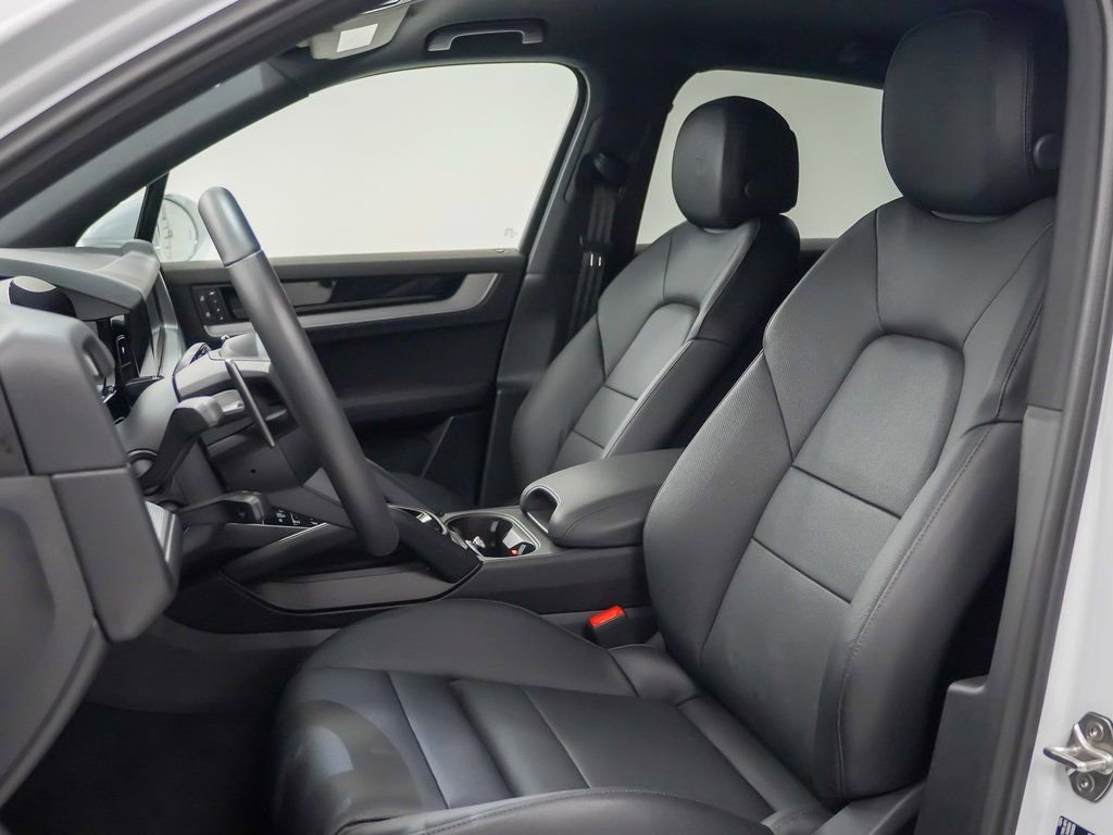 Used 2025 Porsche Cayenne image 5