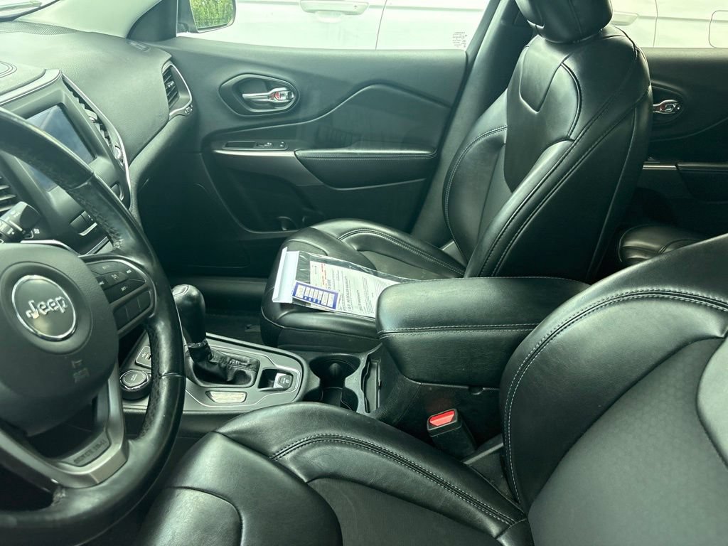 Used 2019 Jeep Cherokee Latitude Plus w/ Cold Weather Group AWD/4WD image 30