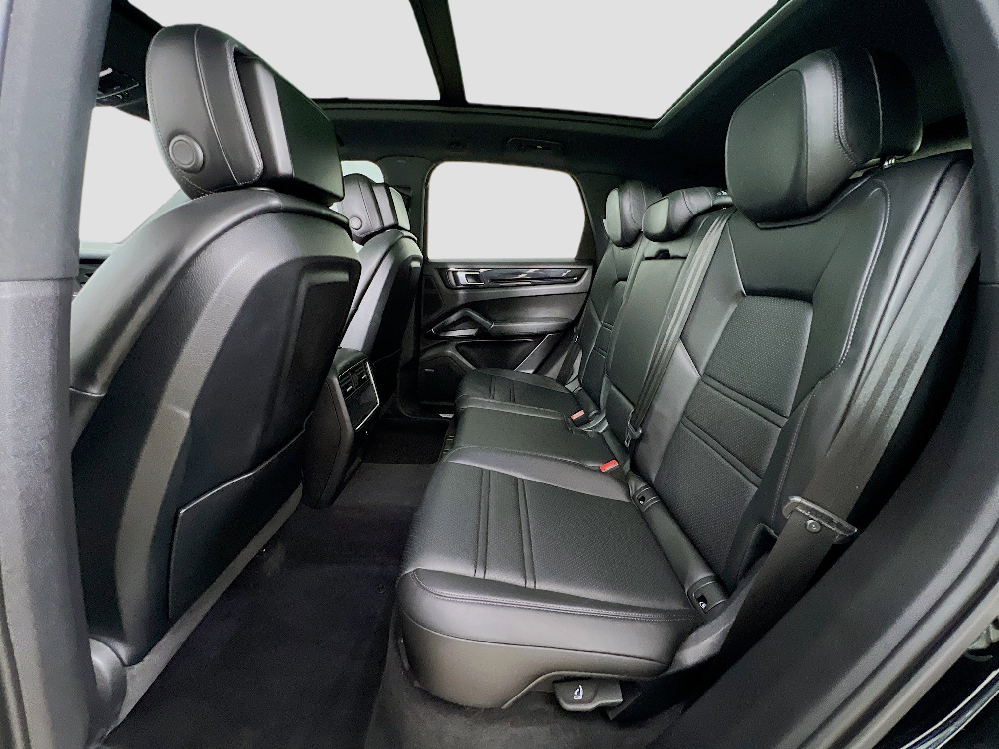 Used 2023 Porsche Cayenne Platinum Edition image 26