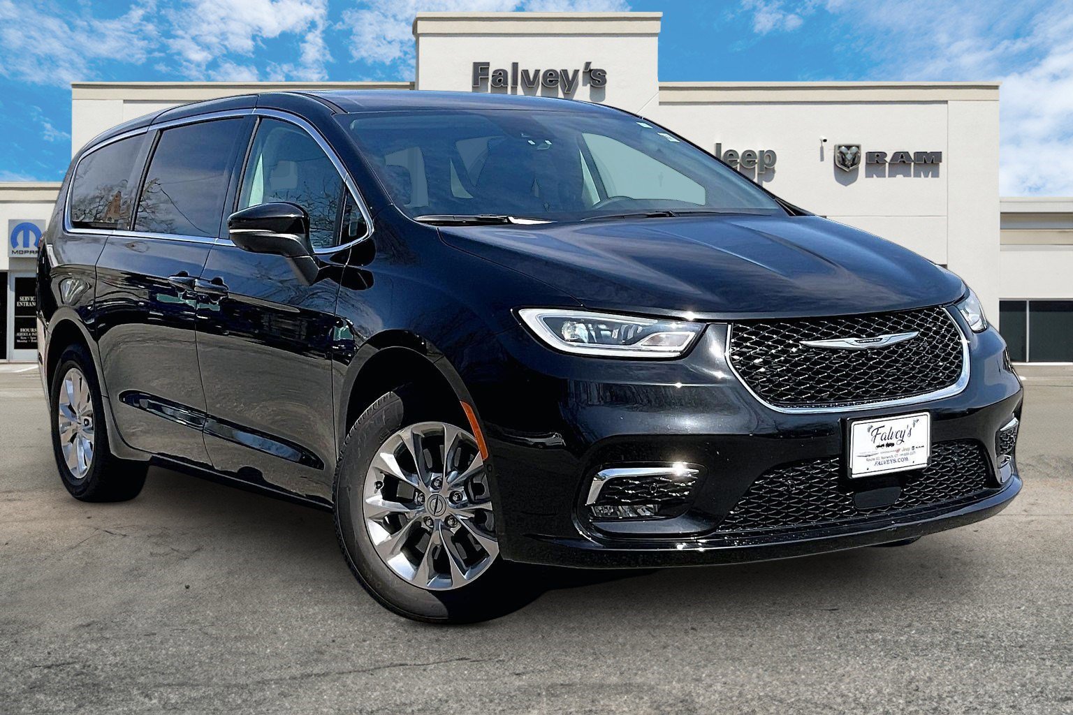 Used 2023 Chrysler Pacifica Touring-L image 11