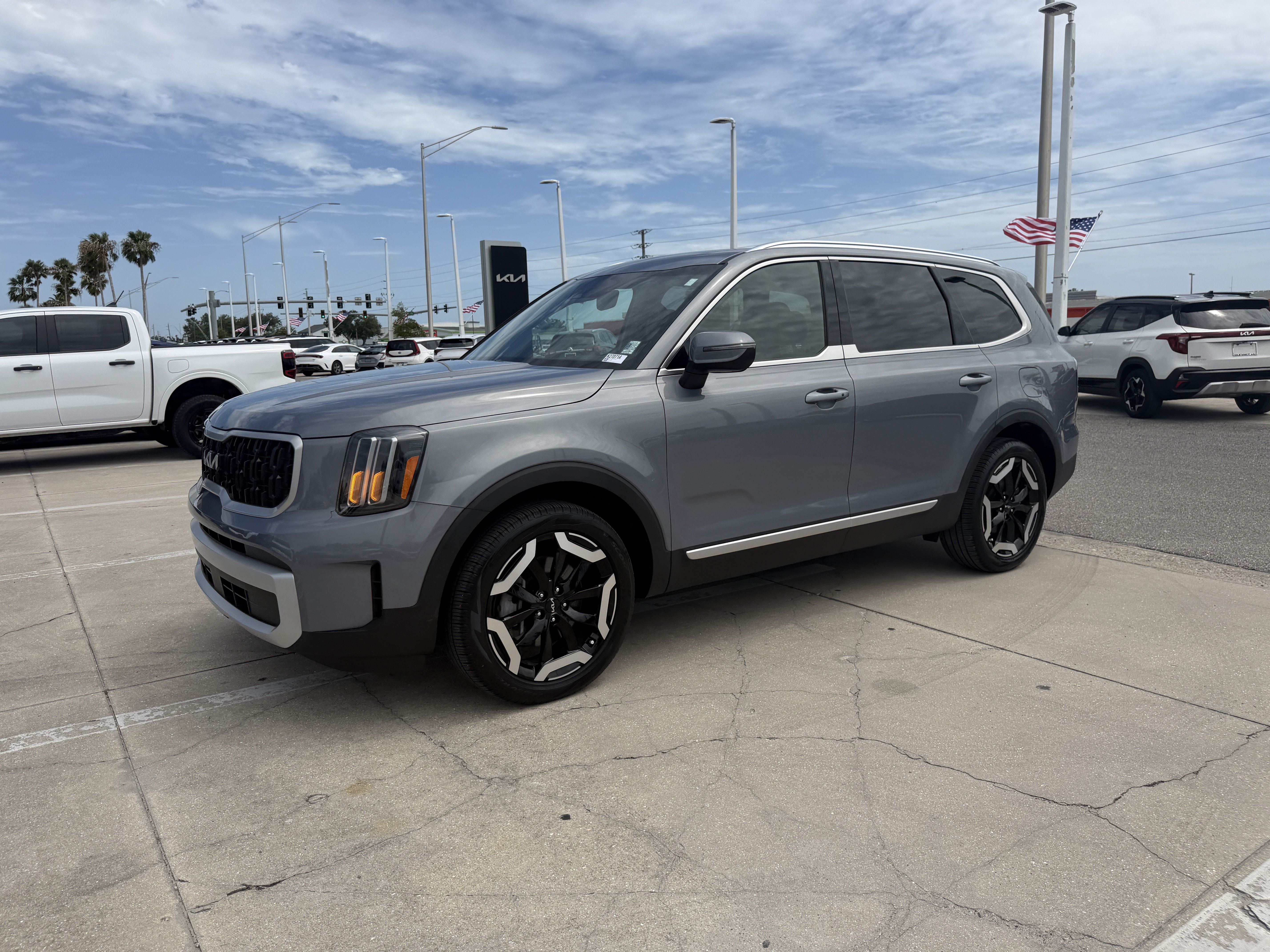 Certified 2024 Kia Telluride EX w/ EX Captain's Chair Package FWD image 9