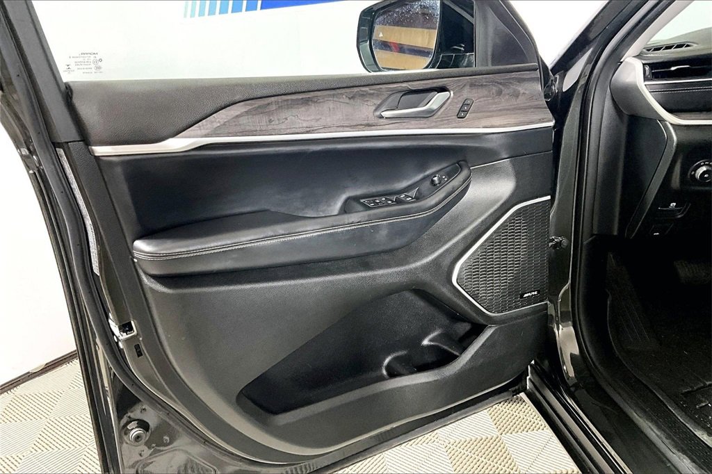 Used 2022 Jeep Grand Cherokee L Limited image 18