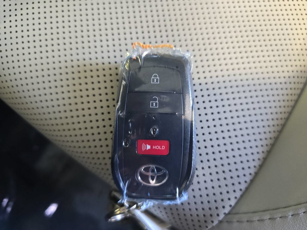 Used 2024 Toyota Prius XLE FWD image 36