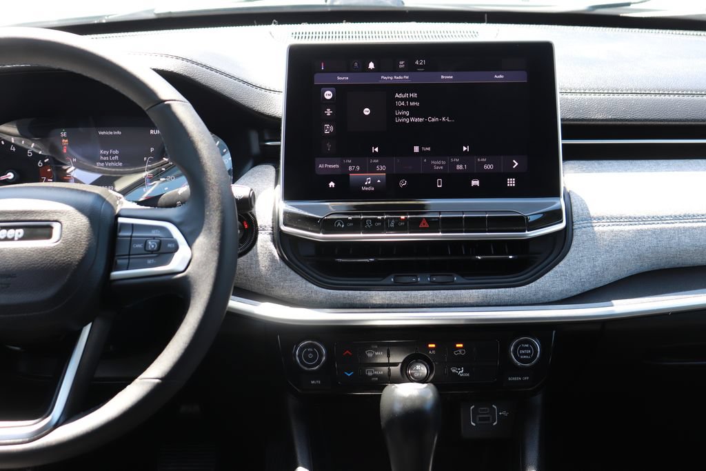 Used 2022 Jeep Compass Latitude FWD image 15