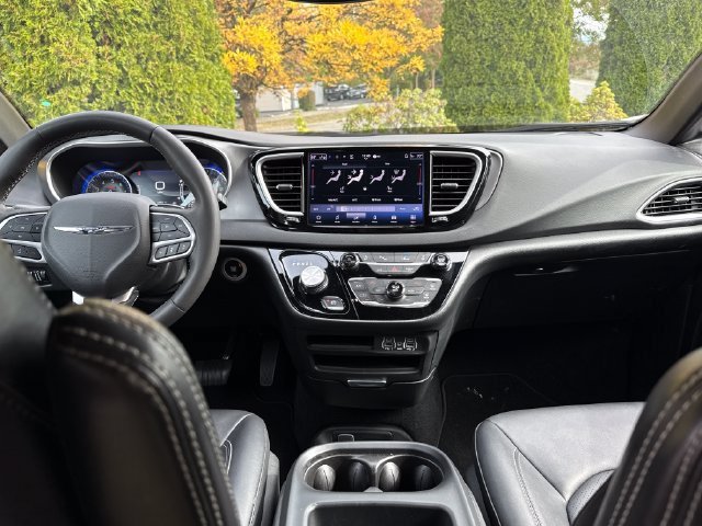 Used 2025 Chrysler Pacifica Select FWD image 8