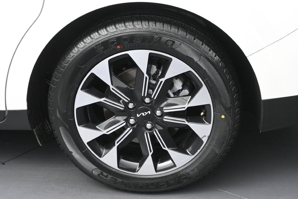 Used 2024 Kia Carnival EX FWD image 37