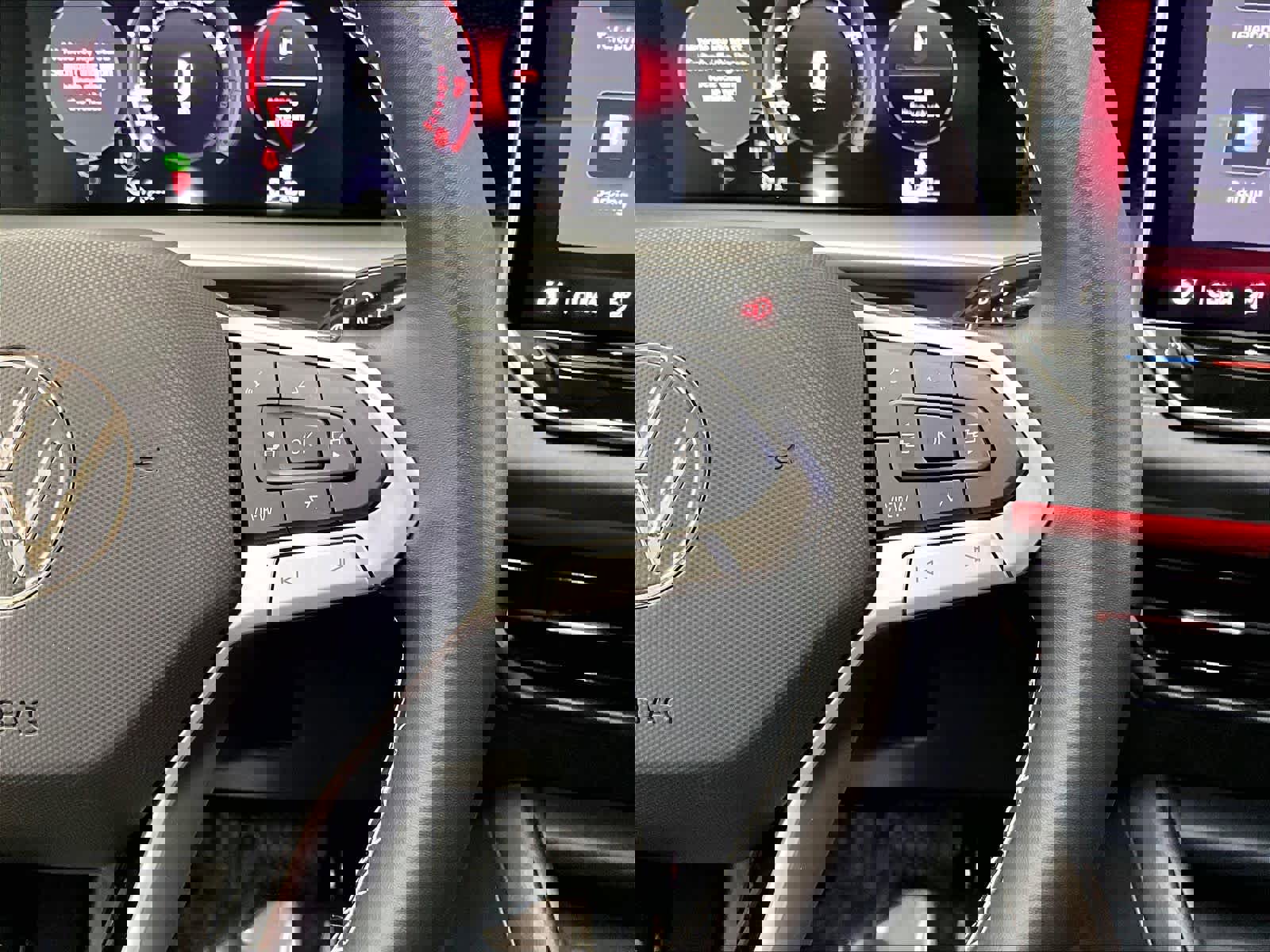 Used 2025 Volkswagen Tiguan SE image 22