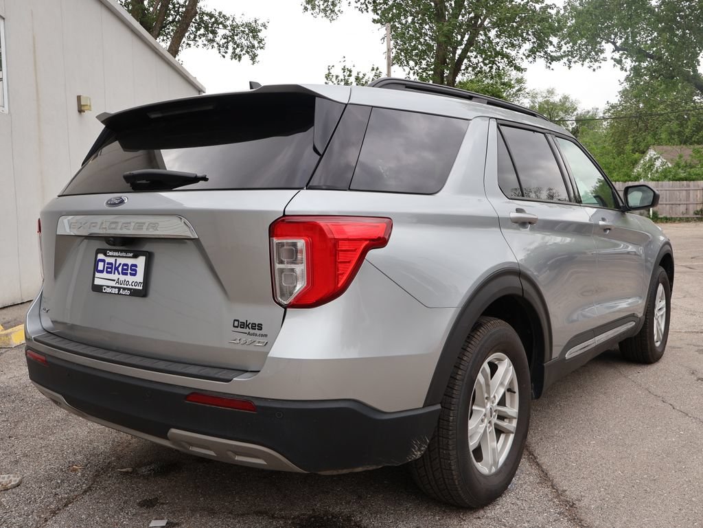 Used 2022 Ford Explorer XLT w/ Equipment Group 202A AWD/4WD image 3