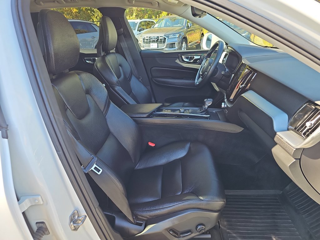 Used 2018 Volvo XC60 T5 Momentum w/ Vision Package AWD/4WD image 10