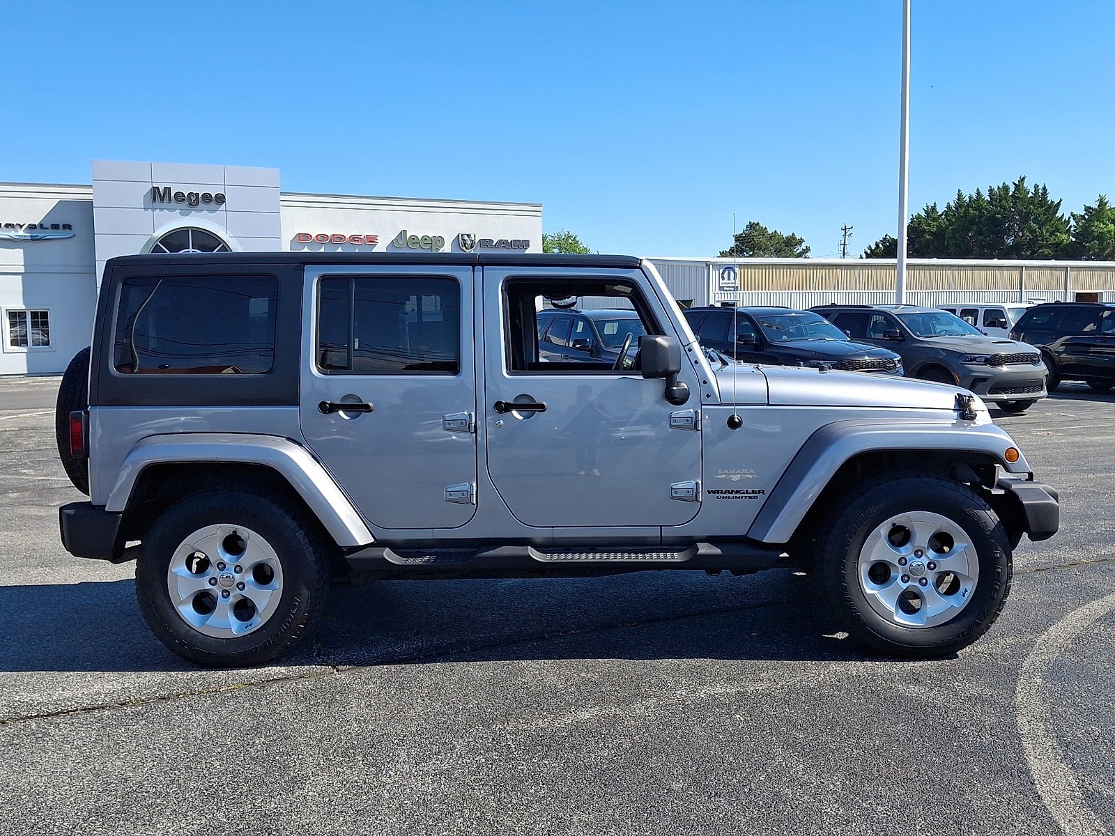 Used 2013 Jeep Wrangler Unlimited Sahara w/ Connectivity Group AWD/4WD image 7