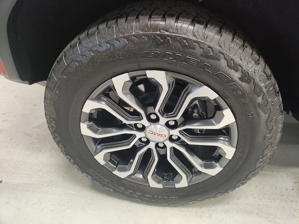 Used 2025 GMC Canyon Denali AWD/4WD image 16