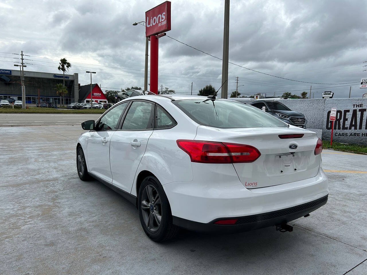 Used 2018 Ford Focus SE w/ SE Appearance Package FWD image 7