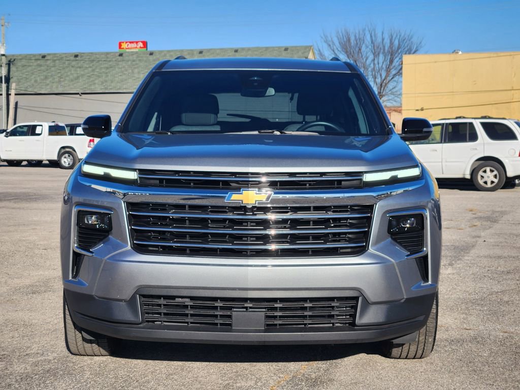 Used 2025 Chevrolet Traverse LT image 2