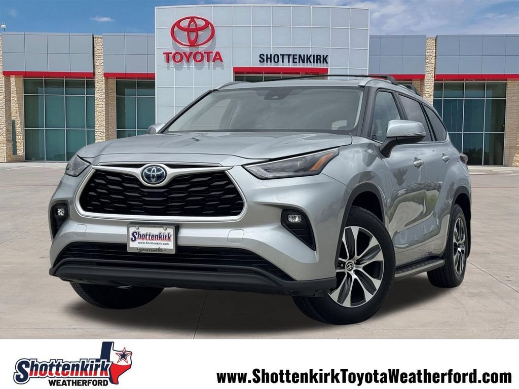 Used 2024 Toyota Highlander XLE AWD/4WD image 1