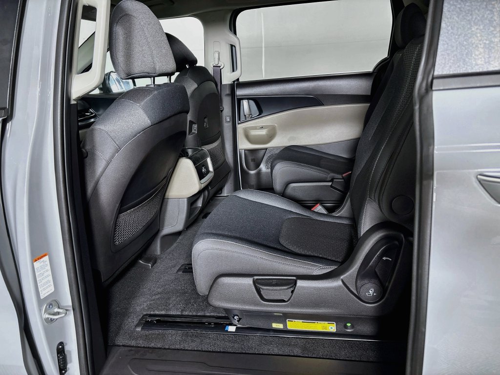 New 2027 Kia Carnival LX FWD image 19