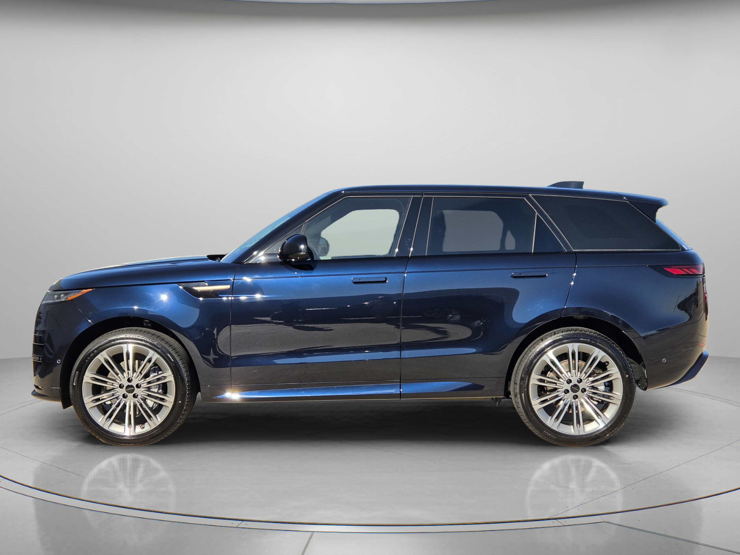 New 2027 Land Rover Range Rover Sport Dynamic SE AWD/4WD image 2
