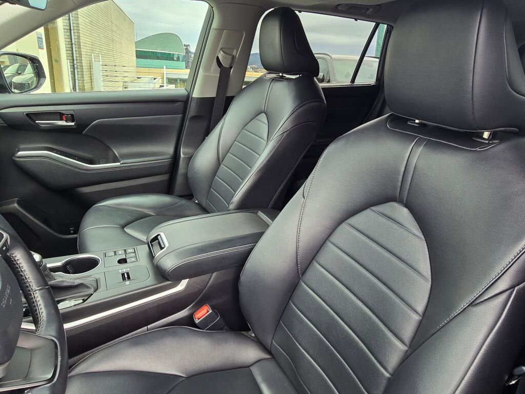 Used 2023 Toyota Highlander XLE FWD image 23