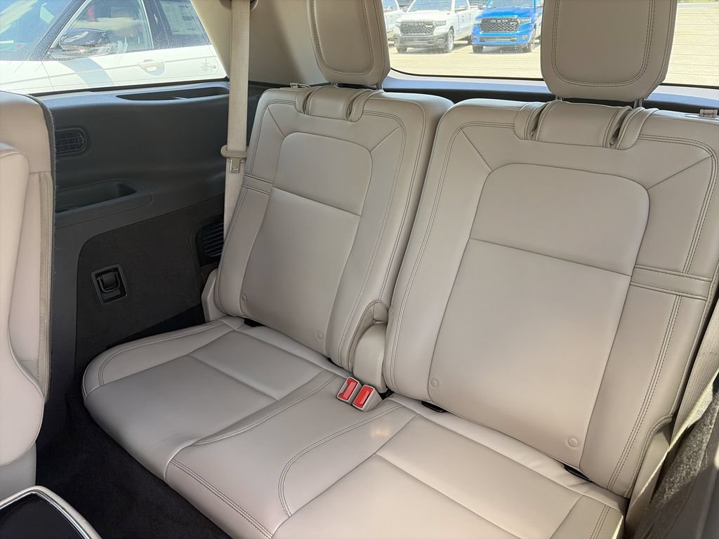 Used 2023 Lincoln Aviator Reserve w/ Equipment Group 201A RWD image 28