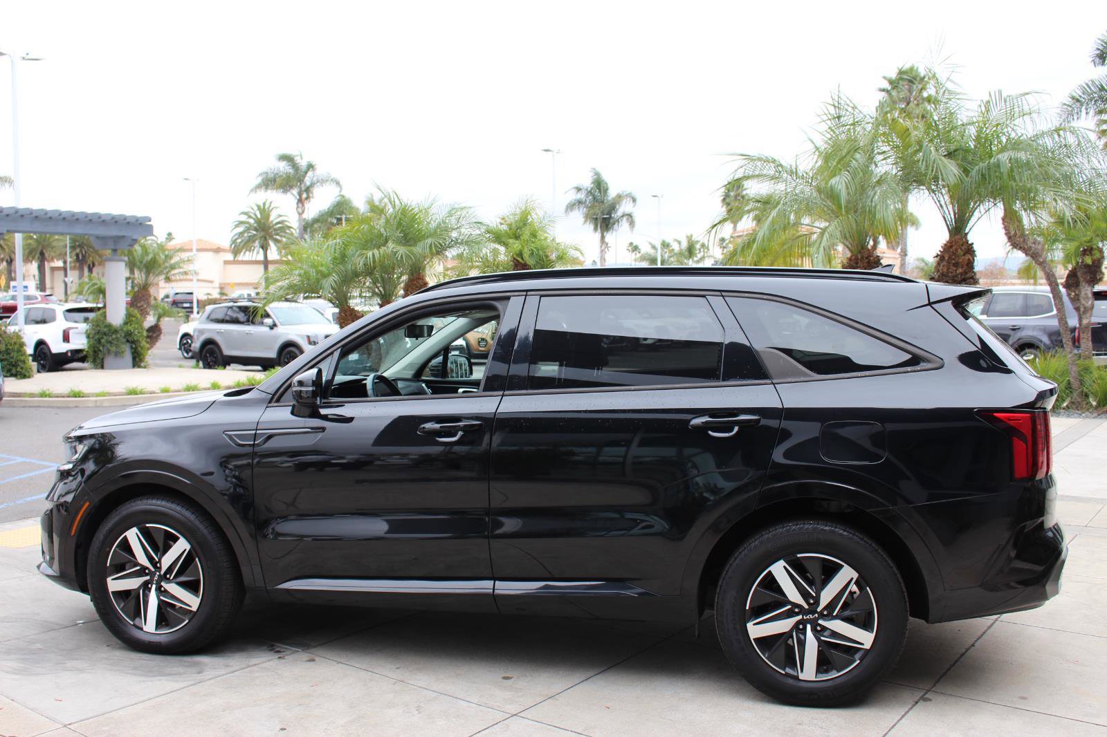 Certified 2023 Kia Sorento S w/ Panoramic Sunroof Package image 6