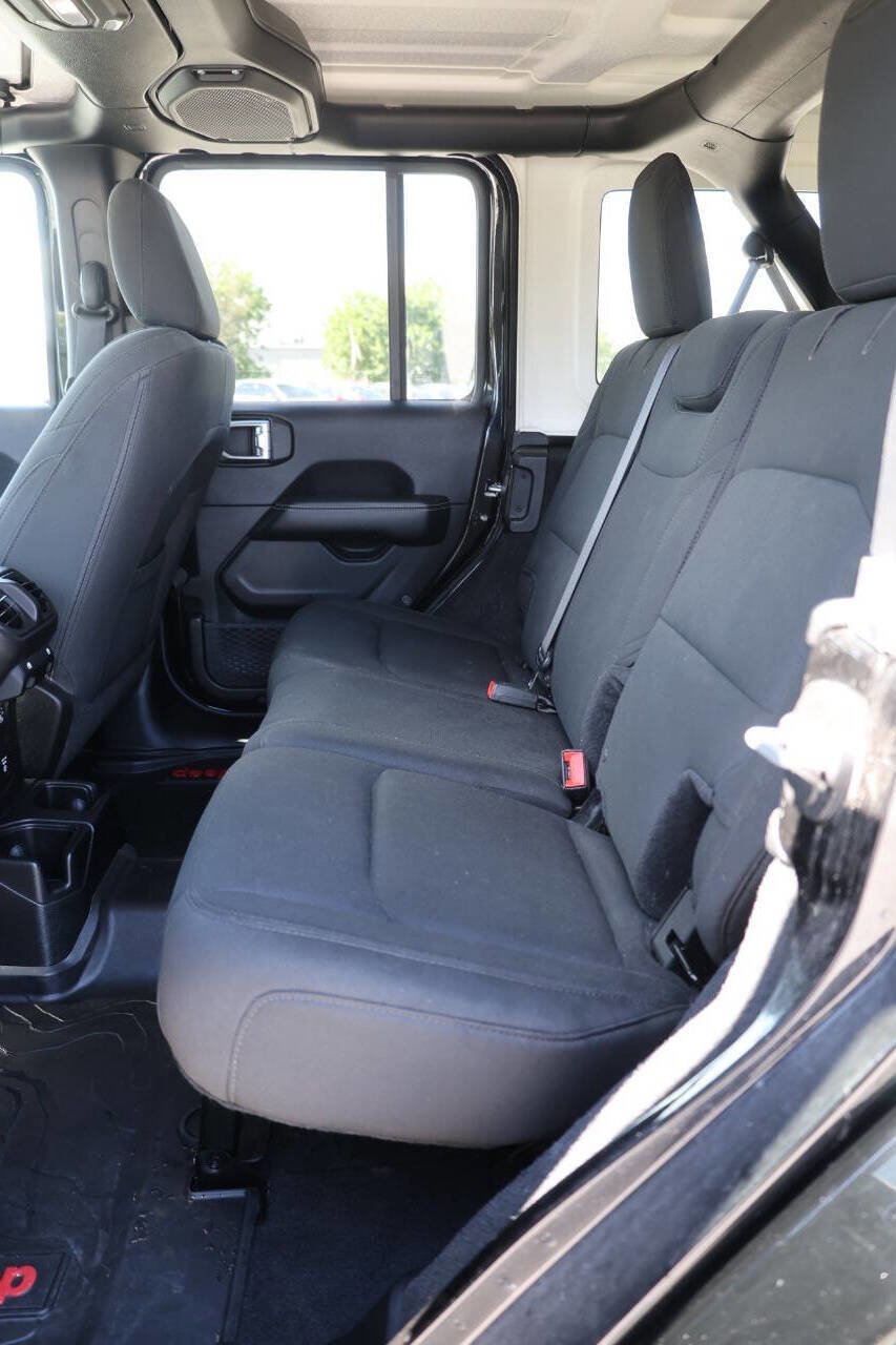 Used 2018 Jeep Wrangler Unlimited Sahara image 17