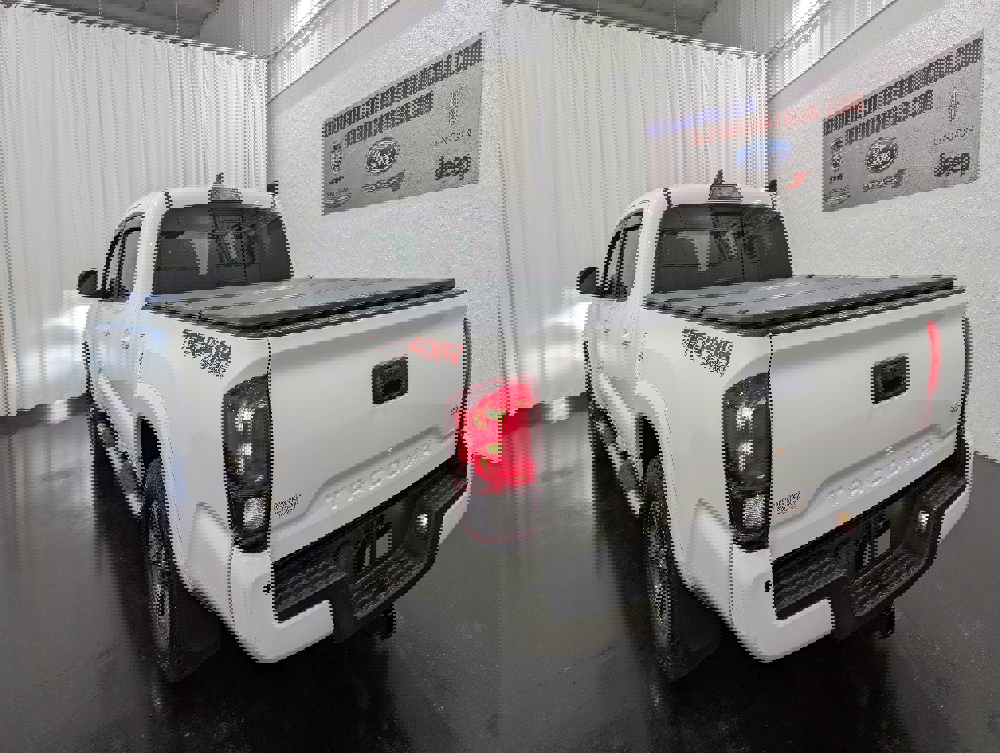 Used 2018 Toyota Tacoma SR image 9