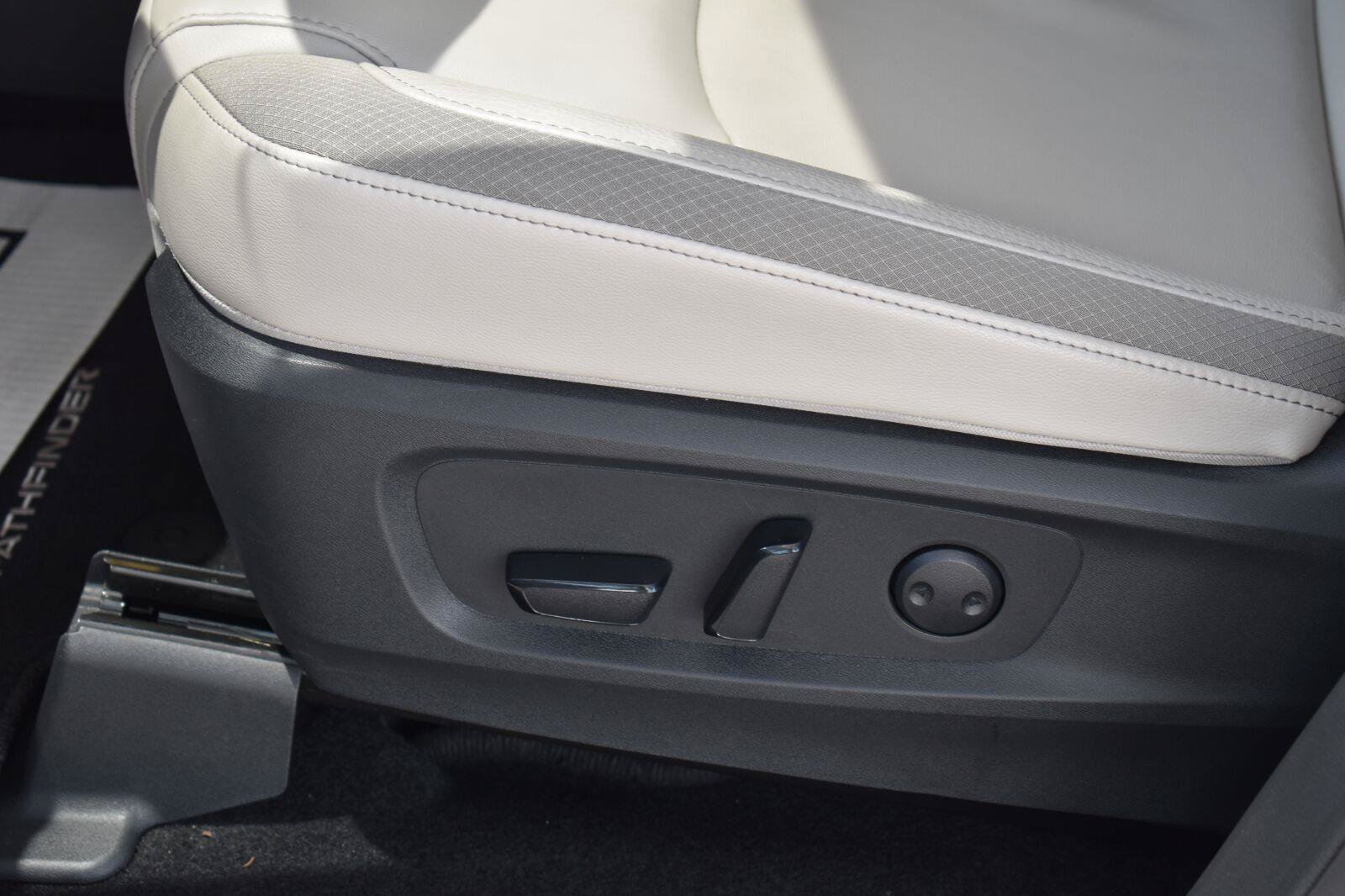 Used 2025 Nissan Pathfinder SL FWD image 24