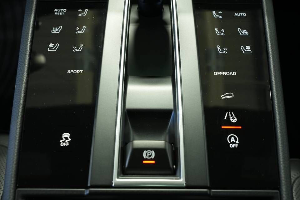 Certified 2026 Porsche Macan AWD/4WD image 22
