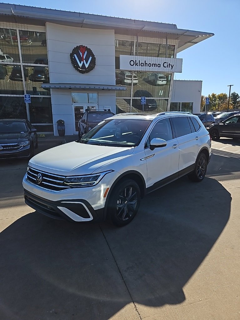 Used 2024 Volkswagen Tiguan SE w/ Panoramic Sunroof Package image 1