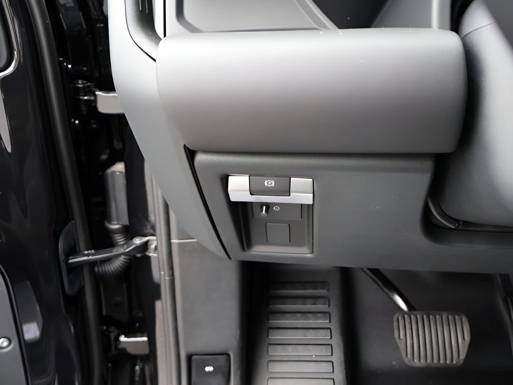 New 2026 Land Rover Defender 110 X-Dynamic SE AWD/4WD image 35