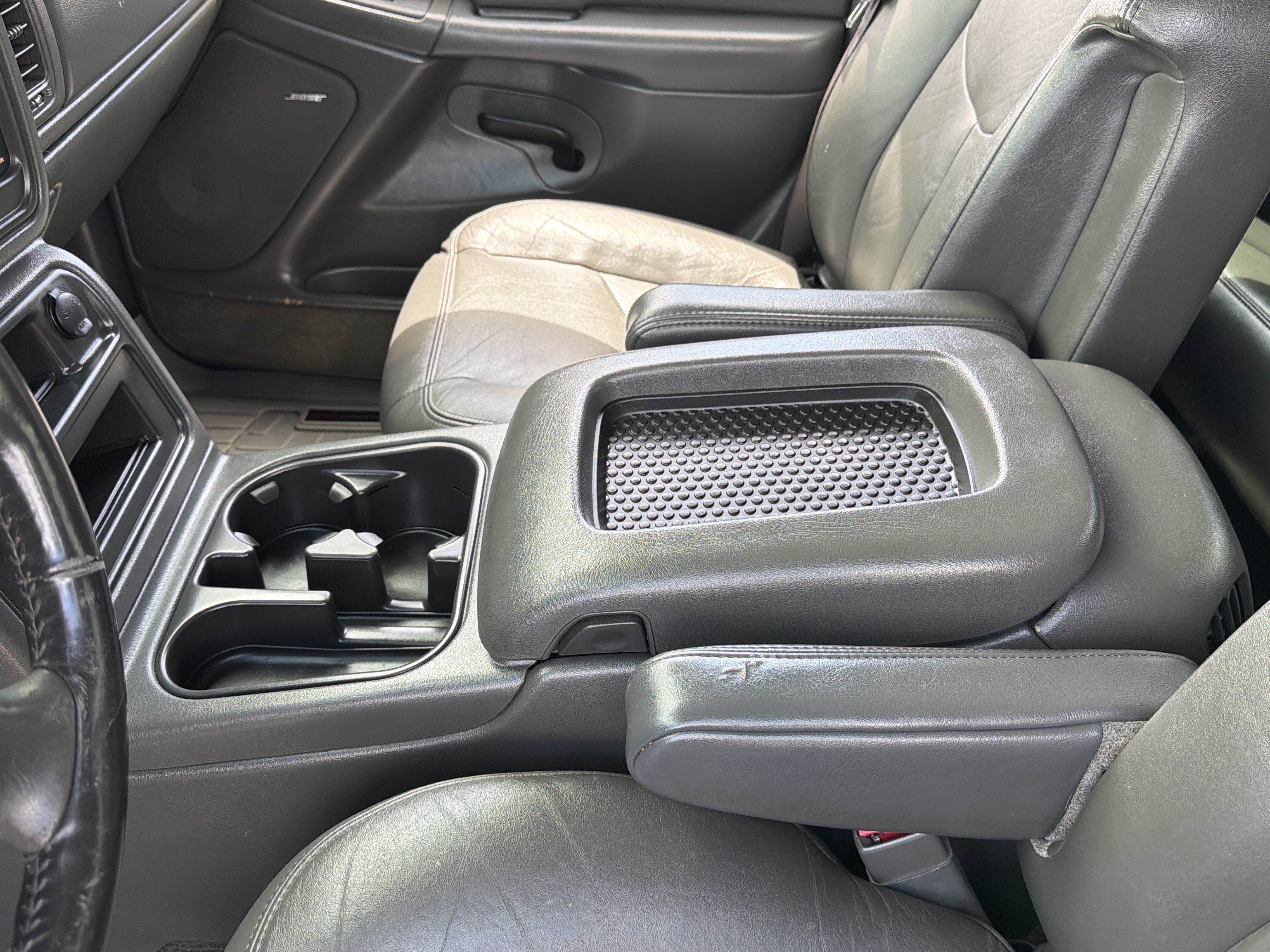 Used 2005 Chevrolet Silverado 2500 LT w/ Heavy-Duty Power Package AWD/4WD image 16