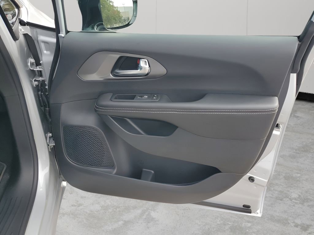 New 2026 Chrysler Pacifica Select FWD image 14