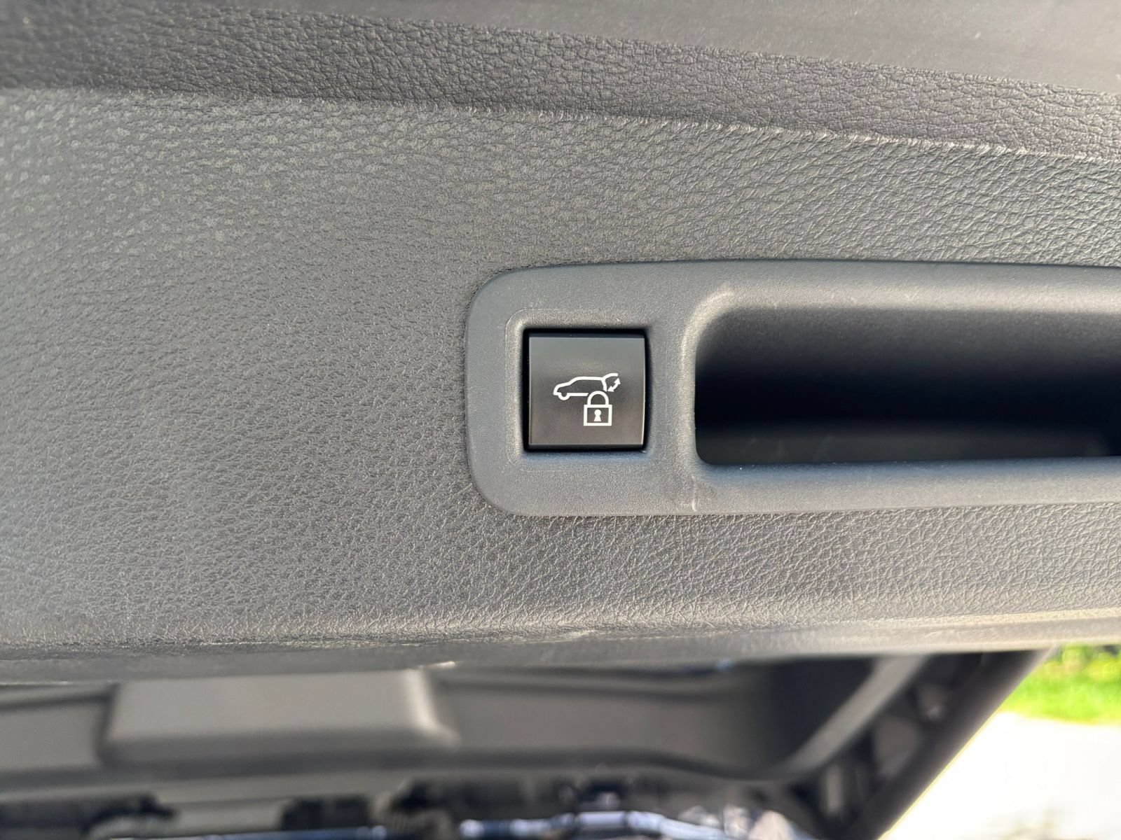 Used 2025 Toyota Sienna XLE FWD image 24