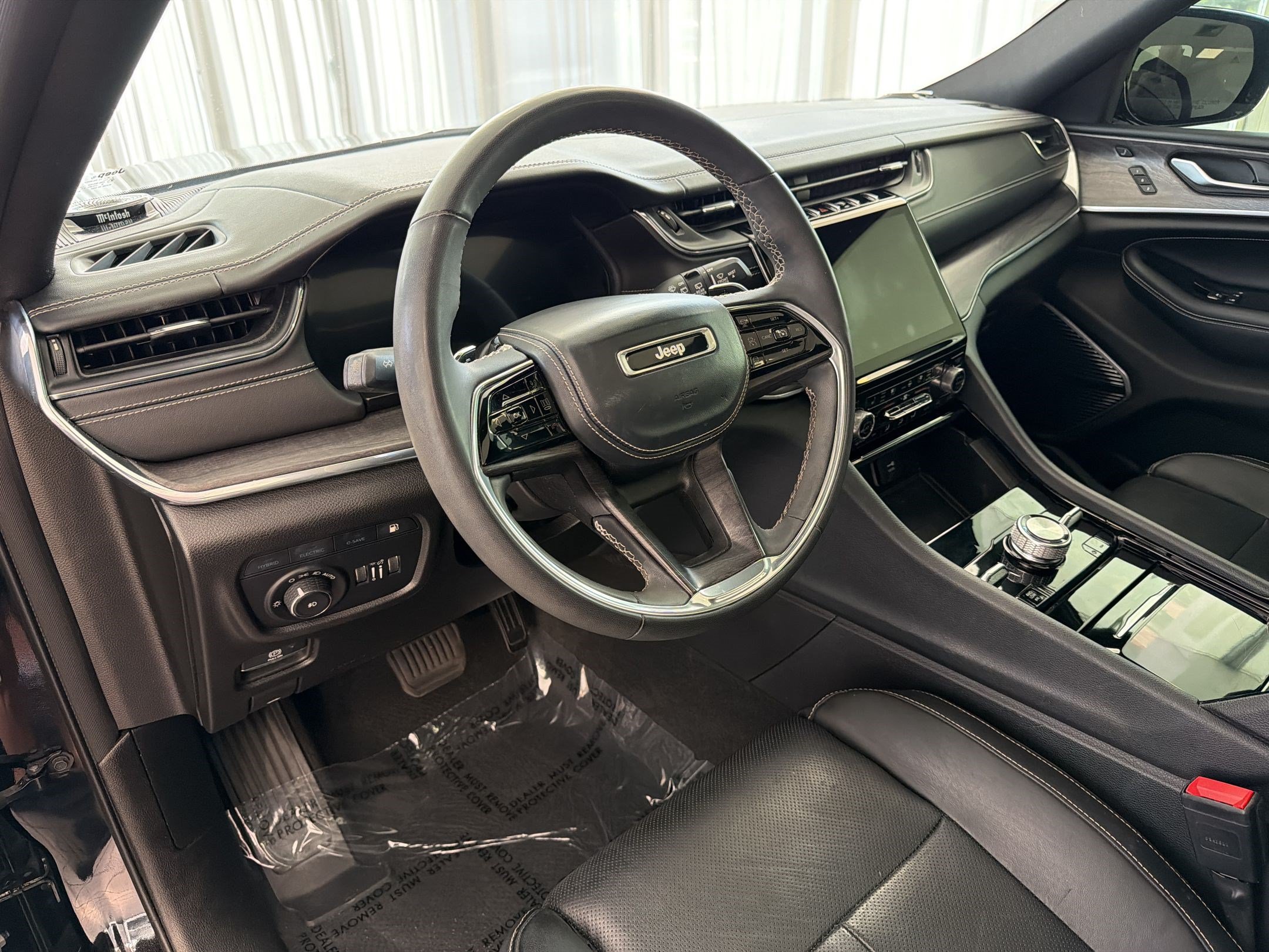 Used 2023 Jeep Grand Cherokee Overland w/ Luxury Tech Group IV AWD/4WD image 4