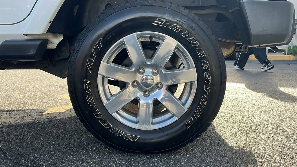 Used 2017 Jeep Wrangler Unlimited Sahara w/ Connectivity Group image 10