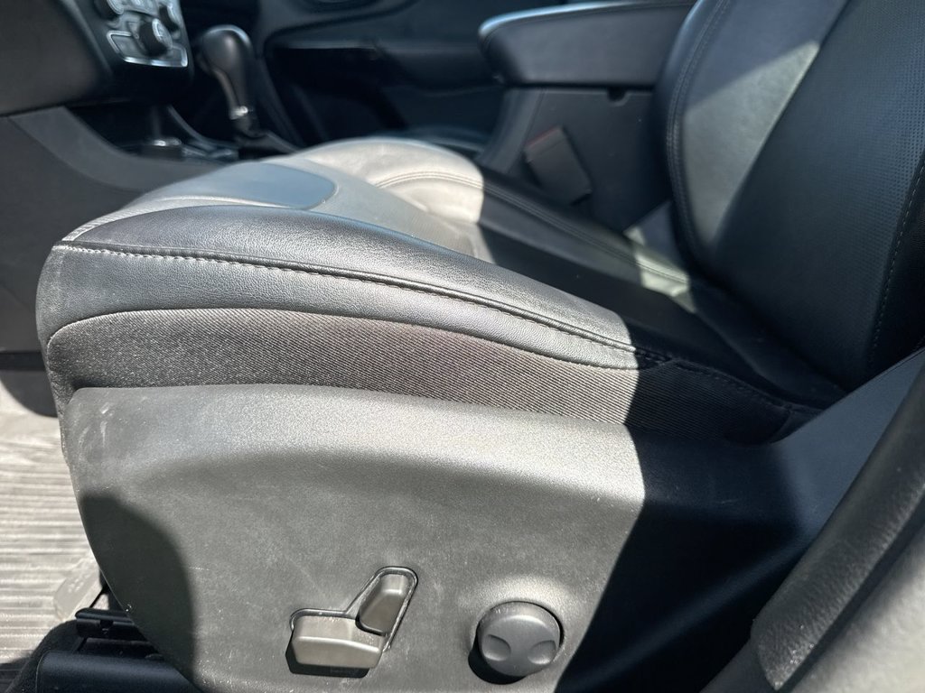 Used 2022 Jeep Cherokee Latitude Lux w/ Sun & Sound Group AWD/4WD image 23