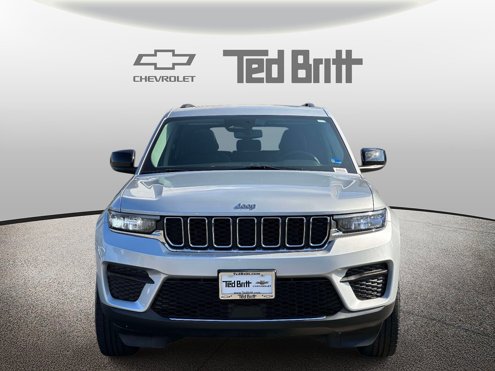 Used 2023 Jeep Grand Cherokee Laredo AWD/4WD image 2