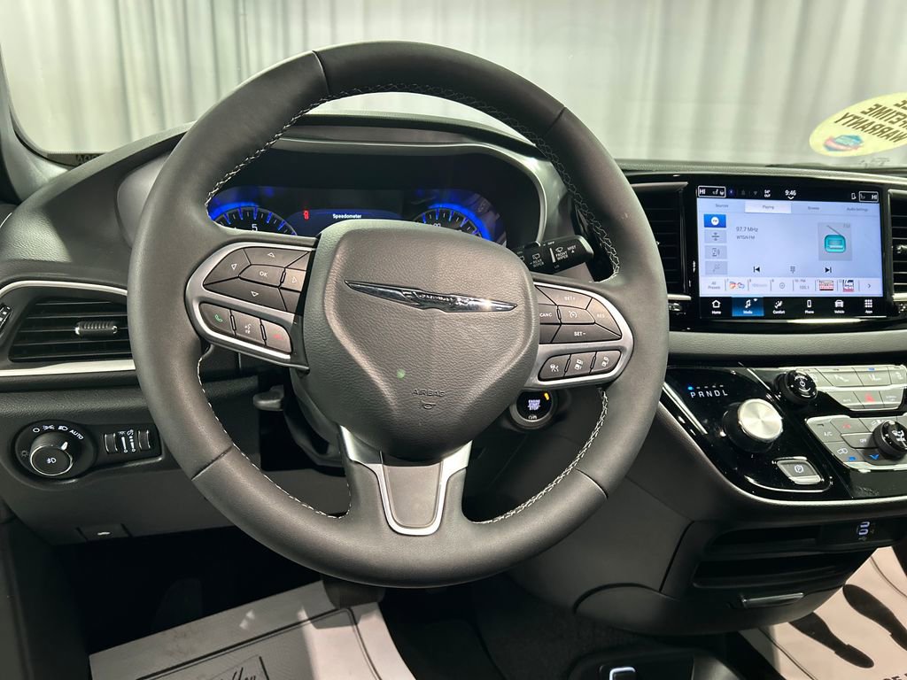 Used 2026 Chrysler Pacifica Select image 15
