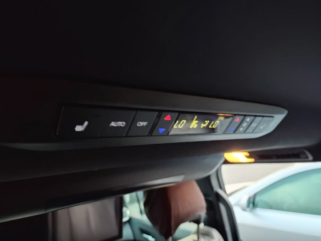 Used 2025 Toyota Sienna Platinum AWD/4WD image 14