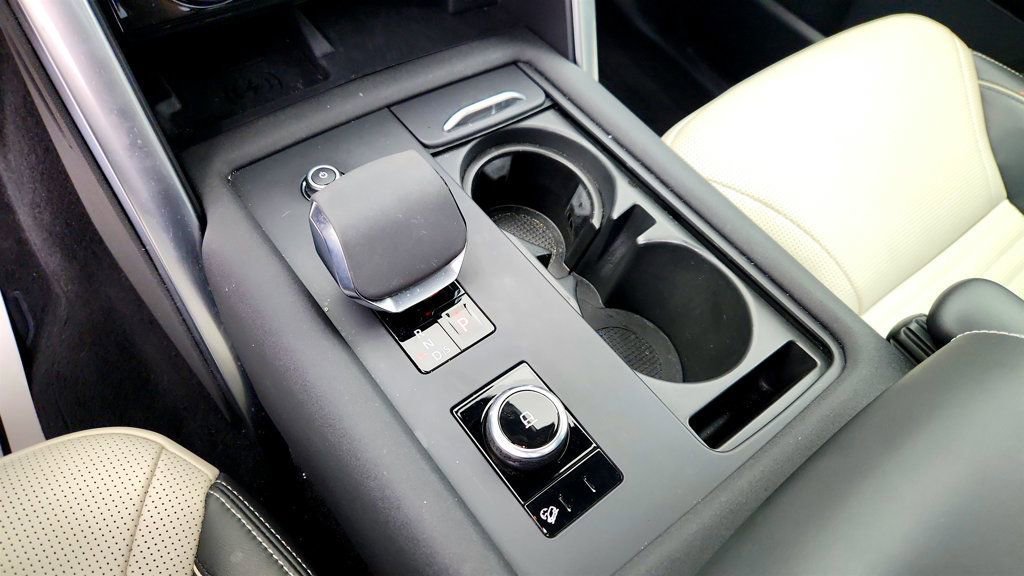 Used 2024 Land Rover Discovery Metropolitan Edition image 15