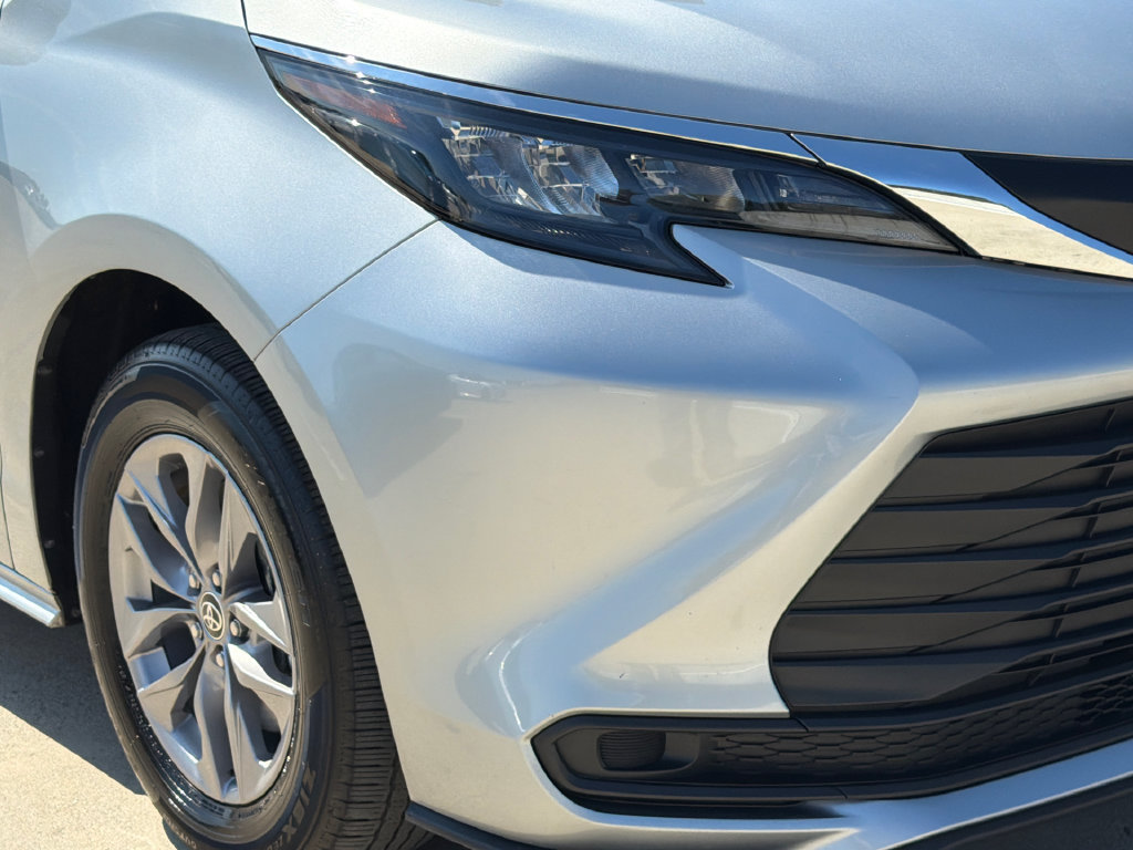 Used 2025 Toyota Sienna LE FWD image 9