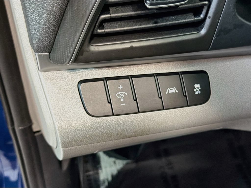 Used 2020 Hyundai Elantra SE FWD image 12