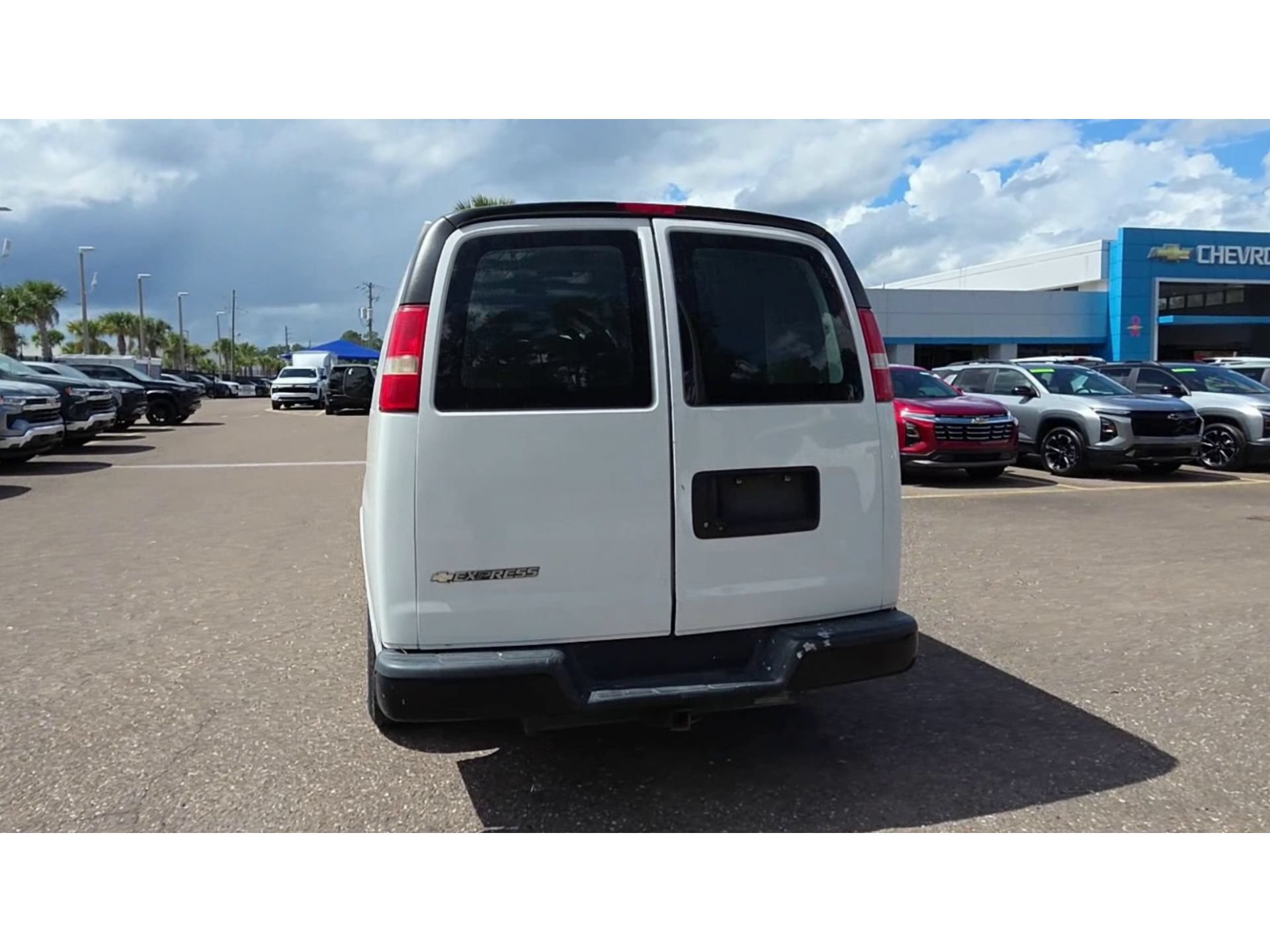 Used 2018 Chevrolet Express 2500 w/ Driver Convenience Package RWD image 7