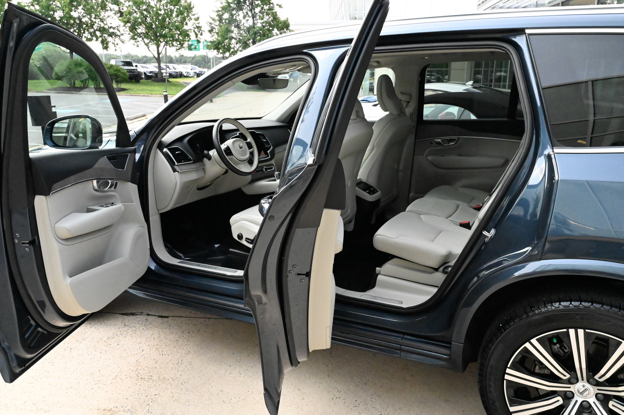 Used 2023 Volvo XC90 B6 Plus AWD/4WD image 35