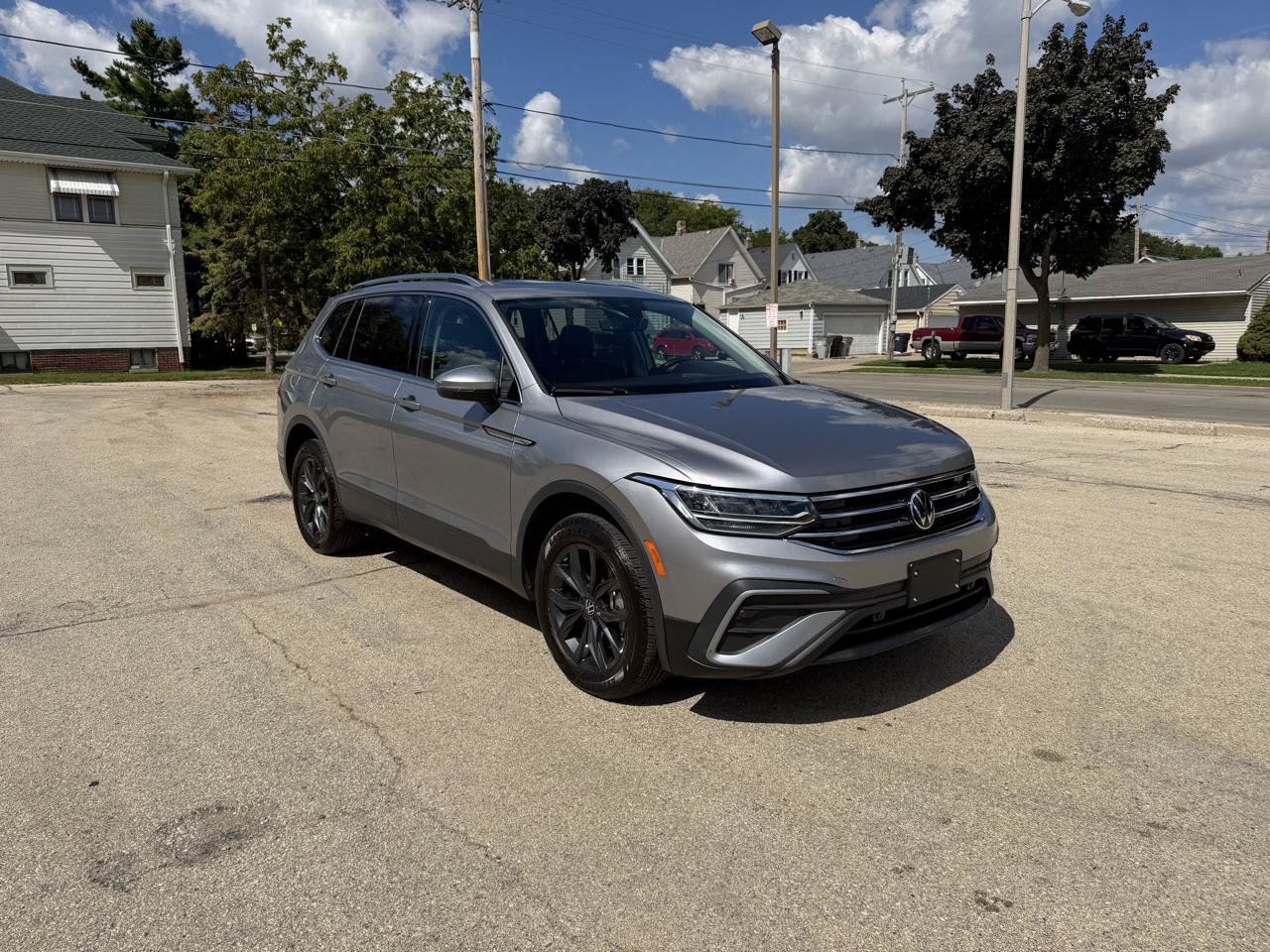 Used 2024 Volkswagen Tiguan SE w/ Panoramic Sunroof Package AWD/4WD image 1